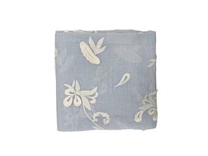 Tela Ligera Transpirable de Algodón con Apliques Florales 3D, Fabricada en India, Base Azul Claro, Disponible para Uso en Diseño - Product Image 4