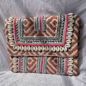 Sac fourre-tout à franges en coquillages de cauris, pochette ornée de motifs tribaux, sac à main ethnique tendance pour femme, idéal pour les vacances et la mode boutique - Product Image 1