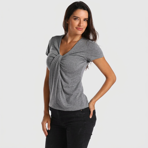 Camiseta de punto gris para mujer con cuello en V y manga corta, con abertura frontal, ajuste casual, mezcla de algodón y spandex, modelo 2027, hecha en Bangladesh. - Product Image 3
