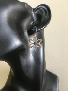 Pendientes de Plata de Ley 925 con Baño de Oro Amarillo, con Diamantes Blancos y Azules Naturales y con Color Realzado, Corte Redondo de 1.91 Quilates, Diseño de Flor - Product Image 6