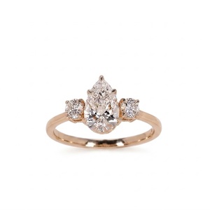 Prêt à être expédié, bague en or rose 14 carats à trois pierres, bijoux de luxe, bague de fiançailles avec diamant de laboratoire de 1,18 carat, couleur E, clarté VS1 - Product Image 2