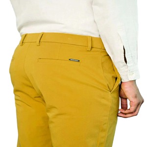 Ensemble décontracté pour homme : pantalon slim jaune moutarde et chemise blanche - Product Image 5