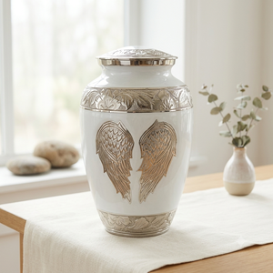 Belle urne funéraire en émail blanc avec des ailes d'ange gravées en argent, urne pour cendres humaines adultes, design personnalisable - Product Image 1