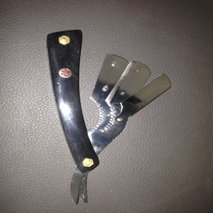 มีดโกนหนวดตรงทำมือจากสแตนเลสสำหรับร้านตัดผมมืออาชีพ พร้อมด้ามจับทำจากเขาแกะ - Product Image 1