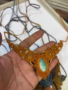 Collier en macramé orange fait main avec pendentif en pierre d'aquamarine, perles dorées, bijoux de style bohème, vente en gros - Product Image 1