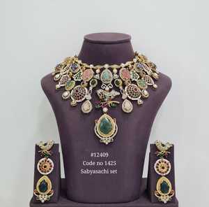 Ensemble collier et boucles d'oreilles 12409Designe, pierres naturelles, laiton plaqué or, bijoux inspirés de Sabyasachi, pour femmes, mariage, fête, look luxueux - Product Image 1