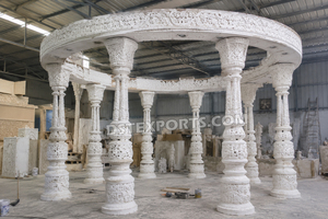 Grand Mandap Indien du Sud Moderne à Trois Poteaux avec Piliers Sculptés en Fibre de Verre Légère pour Décoration d'Événements et Mariages - Product Image 6