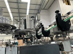 Etiquetadora Automática para Botellas Cuadradas/Planas de Alta Eficiencia, Aplicación de Etiquetas de un Solo Lado, Controlada por PLC, Accionada por Motor - Product Image 4