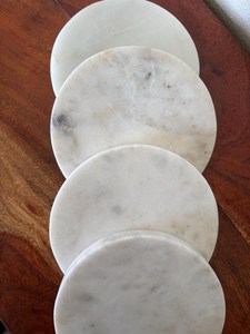 Ensemble de sous-verres ronds en marbre de style côtier, sous-verres en pierre faits à la main - Product Image 3