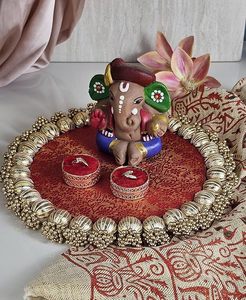 Centre de table de mariage en céramique rouge glamour, rond, sculpté, avec bordure perlée dorée, décoration artisanale - Product Image 6
