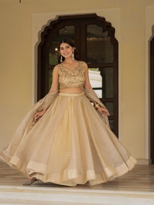 Blusa Bordada con Lentejuelas y Conjunto de Lehenga Dorado Liso - Product Image 1