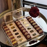 Plateau élégant pour chocolats de baby shower avec boîtes à thème arc-en-ciel et décoration verte – Présentoir haut de gamme pour cadeaux de fête