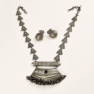 Collier ethnique bohème en argent oxydé avec pendentif onyx et gouttes Ghungroo, cadeau de mariage traditionnel - Product Image 1