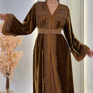 Vestido de Novia Marroquí Mishkat Couture con Encaje, Perlas y Cuentas, Manga Larga, Cuello en V, Largo hasta el Suelo, Kaftán de Boda con Sujetador Incorporado - Product Image 3