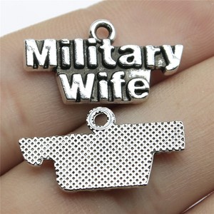 Colgante de Placa con la Inscripción '<span class=keywords><strong>Military</strong></span> Wife' de Aleación de Zinc Multicolor, 24x13mm, 1.8g, para Fabricación de Joyería DIY - Product Image 1
