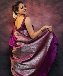 Sari de Seda Morado con Borde de Zari, Traje Tradicional Indio para Bodas, para Mujer - Product Image 4