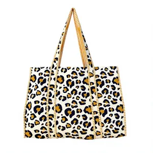 Bolso Tote Acolchado de Algodón Rojo con Estampado Animal, Bolso de Compras Abierto de Moda para Todas las Temporadas - Product Image 2