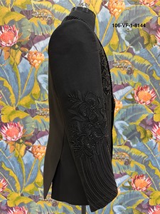 เสื้อเบลเซอร์ทักซิโด้สีดำ Imperial Jet Black TR Lachka รุ่น Nightfall Bloom ปกแบบ Shawl Lapel ลายดอกไม้ 3 มิติ แบบคลื่น สำหรับเจ้าบ่าว - Product Image 3