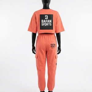 ชุดเซ็ตเสื้อครอปท็อปและกางเกงคาร์โก้สำหรับผู้หญิง ผ้าคอตตอนฟลีซเนื้อนุ่มพิเศษ 300 GSM พร้อมปักโลโก้ตามสั่ง - Product Image 4