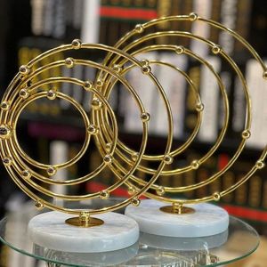 Objets décoratifs et sculptures artistiques en métal raffiné qui ajoutent de l'élégance et du caractère aux intérieurs - Product Image 1