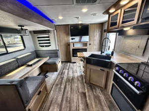 Lujosas y Confortables Autocaravanas y Casas Rodantes Forest River Alpha Wolf 23DBH-L 2023 2024 2025 - Product Image 2