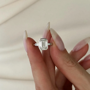 Anillo de compromiso con bisel de diamantes de laboratorio esmeralda y baguette IGI D-E-F VVS-VS en oro, oro blanco, oro rosa y plata, stock al por mayor B2B - Product Image 2