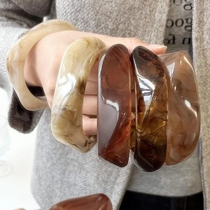Bracelet manchette large en résine époxy colorée fait main, bijoux de mode personnalisés, fournisseur en gros, style moderne et épais - Product Image 4