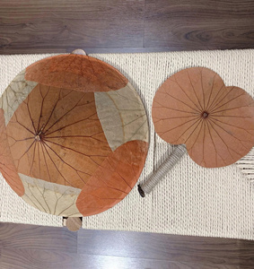LOS ABANICOS DE MANO PLEGABLES CON FORMA DE HOJA DE LOTO SON PERFECTOS PARA EL VERANO Y EXCELENTE PARA DECORAR TIENDAS Y RESTAURANTES A UN BUEN PRECIO. - Product Image 3