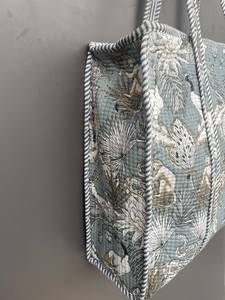 Sac fourre-tout pour femme, tendance, en coton matelassé Kantha, avec imprimé animal et chaînes décoratives - Durable pour un usage quotidien et en voyage - Product Image 4