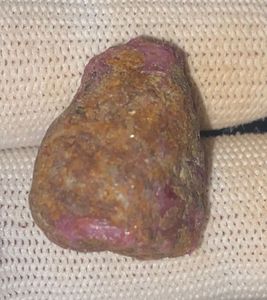 หินหยาบทับทิมธรรมชาติ59.15กะรัตจาก Kenya femos John ซาอูลเหมือง - Product Image 3