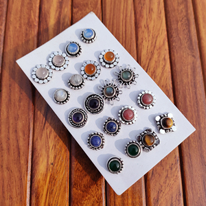 Boucles d'oreilles clous en laiton avec pierres précieuses naturelles, plaquées or/argent, faites à la main, pour femmes, vente en gros, fabricant, fournisseur, cadeau, bien-être - Product Image 2