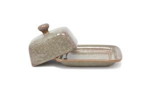 Plat de rangement moderne pour beurre avec couvercle surélevé et poignée, plateau de service à base large, finition émaillée lisse, élégant récipient à beurre pour table de cuisine - Product Image 5