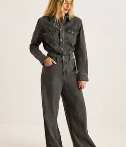 Mono vaquero de mujer de lavado claro, suave, de una pieza, informal, a la moda, proveedor mayorista de ropa, playsuit, overol, pantalón vaquero - Product Image 1