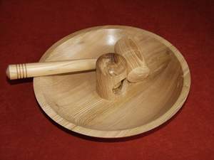 Bol à noix en bois classique avec marteau, inspiré de la fabrication artisanale traditionnelle, pour une utilisation quotidienne en cuisine - Product Image 5