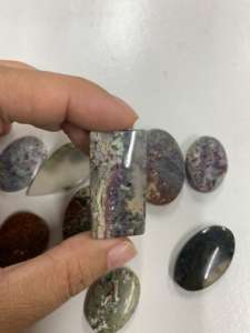 พลอยมอสอาเกตสีแดงธรรมชาติทรงคาโบชองขัดเงา ลายมอสสวยงาม รูปทรงหยดน้ำ ทรงกลม ทรงเหลี่ยม ทรงวงรี ขนาด 2–4 ซม. - Product Image 4