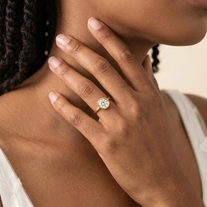 Bague solitaire minimaliste en or jaune 14 carats avec diamant rond de 1,45 carat cultivé en laboratoire, sertie de saphirs, pour femme - Product Image 6