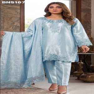 Costume prêt-à-porter pour femme en soie de verre romaine de qualité supérieure avec broderie florale - Salwar uni - Dupatta de couleur assortie - Mode féminine - Product Image 1