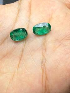 Paire assortie de pierres précieuses vertes en émeraude naturelle taille coussin de 6,43 ct, facettées, certifiées par un tiers, avec jeu de couleurs - Product Image 4