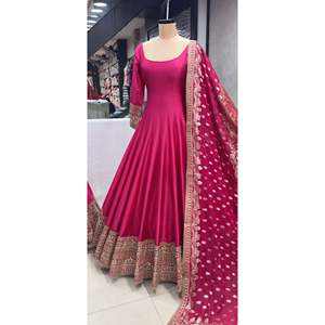 Robe de soirée XL de créateur, entièrement brodée, avec des sequins, tenue de soirée, robe avec pantalon et dupatta - Product Image 4