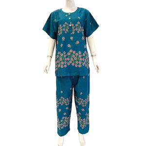 Pyjama décontracté pour femmes, ensemble composé d'un haut à manches courtes et d'un pantalon long, confortable à porter au quotidien par Chrysanta - Product Image 1