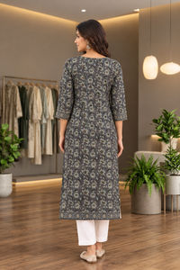 Rafraîchissez votre garde-robe estivale quotidienne avec cette kurta formelle pour femme en coton bleu uni, conçue pour un mélange parfait. - Product Image 5