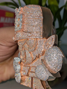 จี้รูปตัวการ์ตูนประดับมอสซาไนต์ทรงเหลี่ยมแบบไอซ์ ชุบโรเดียม/ทอง เงินแท้ 925  งานสั่งทำได้ ของขวัญเพื่อน ของที่ระลึกงานปาร์ตี้ เครื่องประดับคุณภาพสูง - Product Image 4