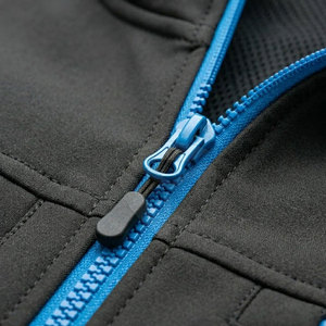 Veste d'hiver softshell premium pour homme, couche extérieure extensible et résistante avec poches sécurisées pour les activités de plein air - Product Image 4