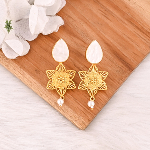 Pendientes de latón chapados en oro con flor de nácar natural, joyería de moda hecha a mano para mujer - Product Image 2