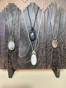 Collar con Colgante de Ópalo Hecho a Mano con Macramé, Envuelto en Alambre Dorado, Piedra Preciosa Natural, Joyería Bohemia Chic, Cordón Ajustable, Regalo - Product Image 5