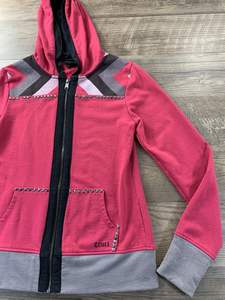 Sudadera con remaches de fábrica, proveedor OEM, sudadera estilo urbano con detalles de remaches metálicos, tela duradera, pedidos al por mayor para marcas de moda - Product Image 3