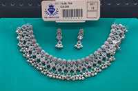 Collier ras-de-cou imitation argent avec perles pendantes à motif floral et boucles d'oreilles assorties pour tenue ethnique festive traditionnelle