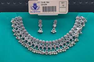 Collier ras-de-cou imitation argent avec perles pendantes à motif floral et boucles d'oreilles assorties pour tenue ethnique festive traditionnelle - Product Image 2