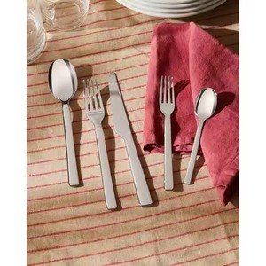 Juego de cubiertos minimalistas de metal con mangos de madera, acabado de alto brillo, apto para lavavajillas, para uso en catering. - Product Image 4