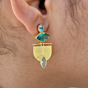 Pendientes geométricos de calcedonia hidroquarzo hechos a mano, chapados en oro de 18k, latón texturizado, cierre a presión, joyería de diseño llamativa. - Product Image 2